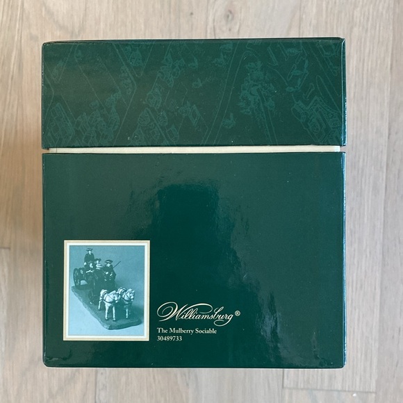 Williamsburg The Mulberry Sociable Carriage - Lang and Wise - Picture 3 of 12